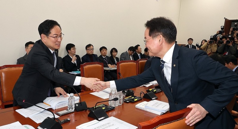 대미특위 법안심사소위, 악수하는 여야(사진=연합뉴스)