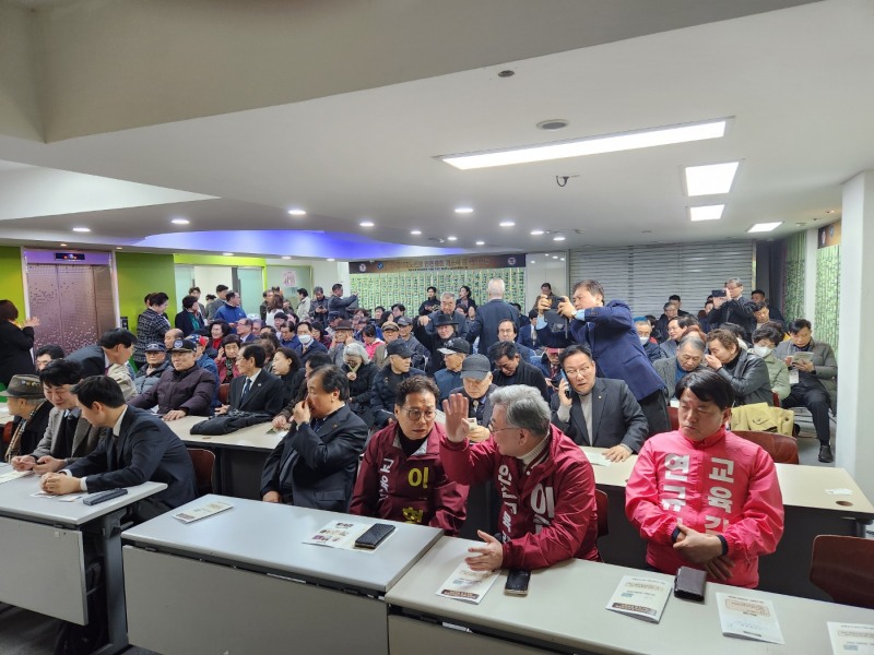 ▲ 이대형 이현준 연규원 인천시교육감 예비후보가 나란히 배석해 담소를 나누고 있다.