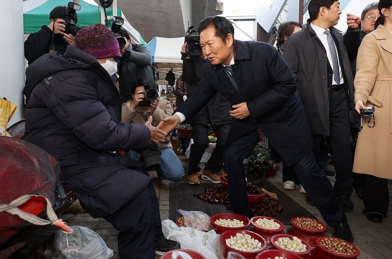 지난해 전통시장 방문해 시민들 만나는 정청래 대표(사진=연합뉴스)