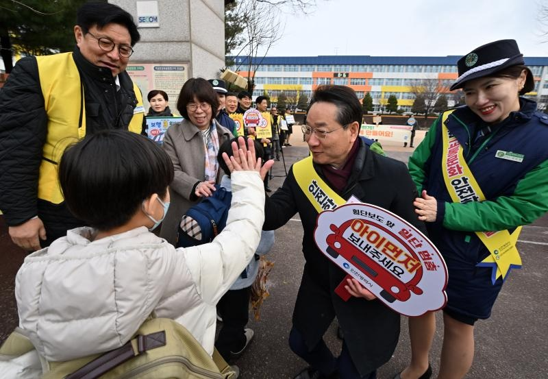 유정복 인천광역시장이 6일 구월서초등학교에서 열린 '어린이 교통안전 캠페인'에서 학생들과 인사하고 있다. / 인천시