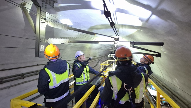 손명철 부산경남본부장이 관계자들과 경부선 전차선 차상점검을 하고 있다.(사진제공=코레일 부산경남본부)