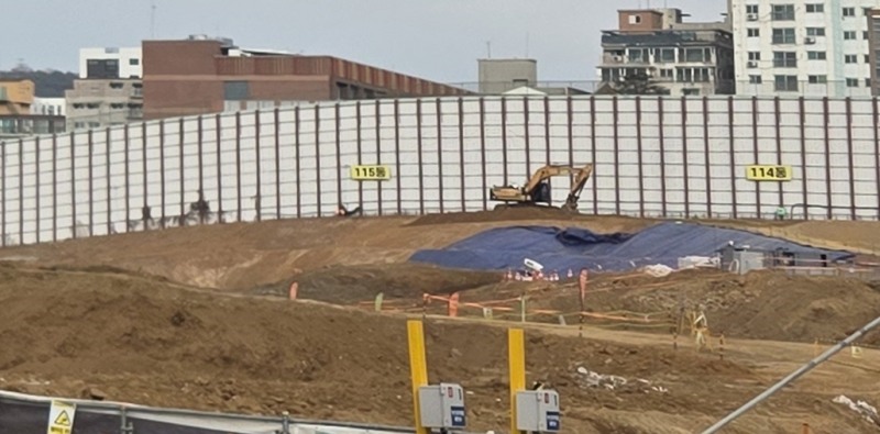 사진: 인천 시청 후문의 건물에서 바라본 한화, 공사 현장 물을 뿌리지 않고 불도저로 평지 작업을 하고 있다.