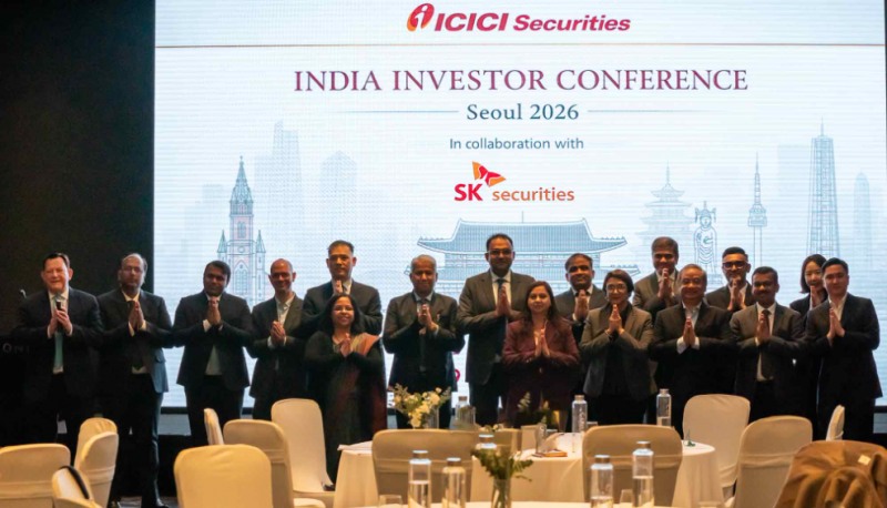 Investor Session 기념사진한정호 SK증권 글로벌사업부 대표(왼쪽에서 다섯번째)Santosh Pai ICICI Bank MNC 부문장(왼쪽에서 여섯번째)Nishi Kant Singh 주한 인도대사 차석대사(왼쪽에서 일곱번째)Abhinek Bhargava Corporate Strategy and IR 부문장(왼쪽에서 여덟번째)Jaideep Goswami ICICI Securities Equity 부문장(앞줄 오른쪽에서 세번째). 사진=SK증권