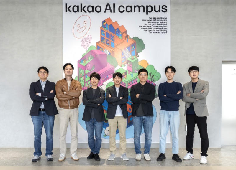 왼쪽부터 김세웅 카카오 AI 커뮤니케이션 성과리더, 장준혁 한양대학교 융합전자공학부 교수, 주한별 서울대학교 컴퓨터공학부 교수, 최종현 서울대학교 전기·정보공학부 교수, 신진우 KAIST ICT 석좌교수, 이주호 KAIST 김재철AI대학원 교수, 김승룡 KAIST 김재철AI대학원 교수. 사진=카카오