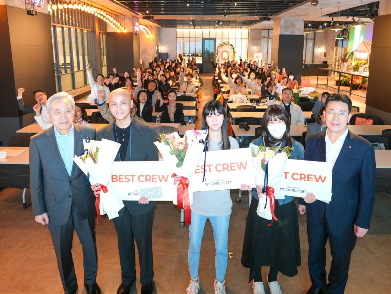 지난해 11월 25일(화) 서울 드림플러스 강남 이벤트홀에서 열린 암경험청년 돌봄 캠페인 ‘위케어 리셋데이(WE CARE RESET DAY)’ 행사 참가자들이 기념사진을 찍고 있다. 우측 첫 번째부터 한화생명 임석현 기획실장, 암경험청년 3명, 대한암협회 이민혁 회장. 사진=한화생명