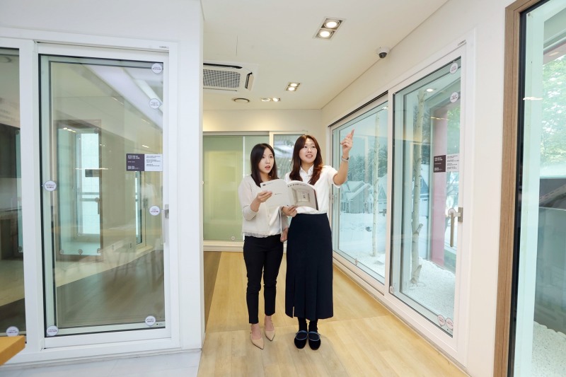 LX하우시스의 인테리어 고객 할인행사 '지인페스타'를 맞아 '지인스퀘어' 전시장을 방문한 고객들이 '뷰프레임' 창호를 살펴보고 있는 모습.(사진=LX하우시스)