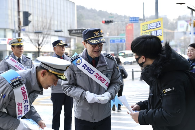 김병우 대구경찰청장이 시민들에게 홍보물을 나눠주며 대화를 하고 있다.(사진제공=대구경찰청)