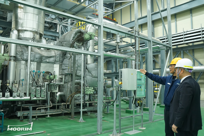 국내 탄소중립 우수 사례 시찰을 위해 무림P&P 울산공장을 방문한 ‘대통령직속 국가기후위기대응위원회’ 모습. ‘신규 친환경 고효율 회수 보일러’를 활용한 흑액의 친환경 에너지 전환 공정을 둘러보고 있다. / 사진제공=무림