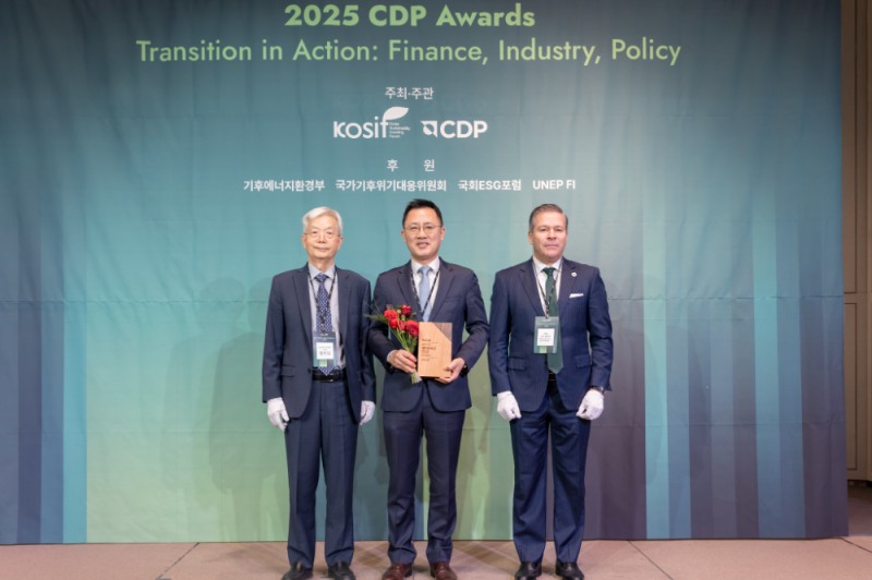 10일 앰배서더 서울 풀만 호텔에서 열린 ‘2025 CDP 코리아 어워드’에서 금호타이어 미래성장사업부문 유정선상무(사진 가운데)와 CDP 한국위원회 장지인 위원장(사진 왼쪽), CDP Global 호세 오르도네스 APAC 총괄 대표(사진 오른쪽)가 기념 사진을 촬영하고 있다.(사진=금호타이어)