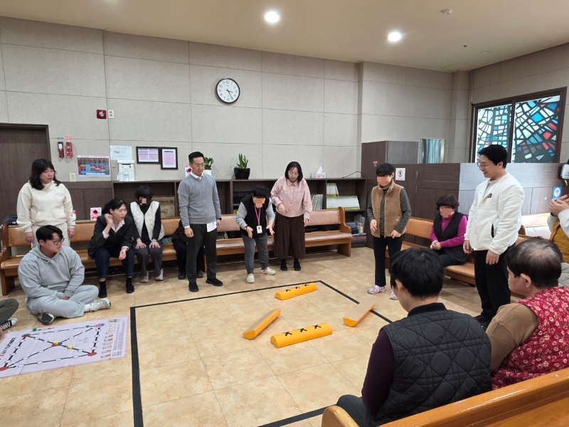 SK증권 구성원들과 장애인복지시설 신아원의 거주민들이 함께 윷놀이 레크리에이션 활동하는 모습. 사진=SK증권