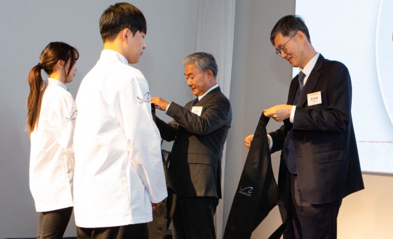 지난 10일(화) 평창 바랑재에서 진행된 바랑재드림키친 입학식에 문형배 전 헌법재판소 재판관과 홍봉성 라이나전성기재단 이사장이 참석해 참가 청년들에게 앞치마를 수여하고 있다. 사진=라이나생명