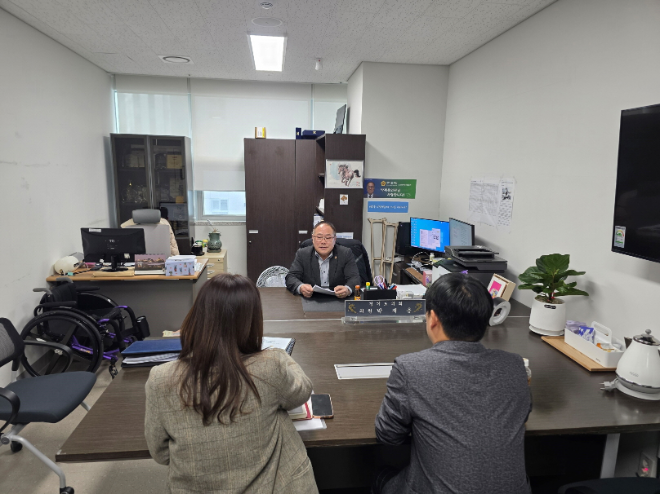 박 의원은 10일 경기도의회에서 경기도교육청 학교안전과 관계자들과 함께 학교 체육관 무대 경사로 설치 확대 방안을 논의했다. / 경기도의회
