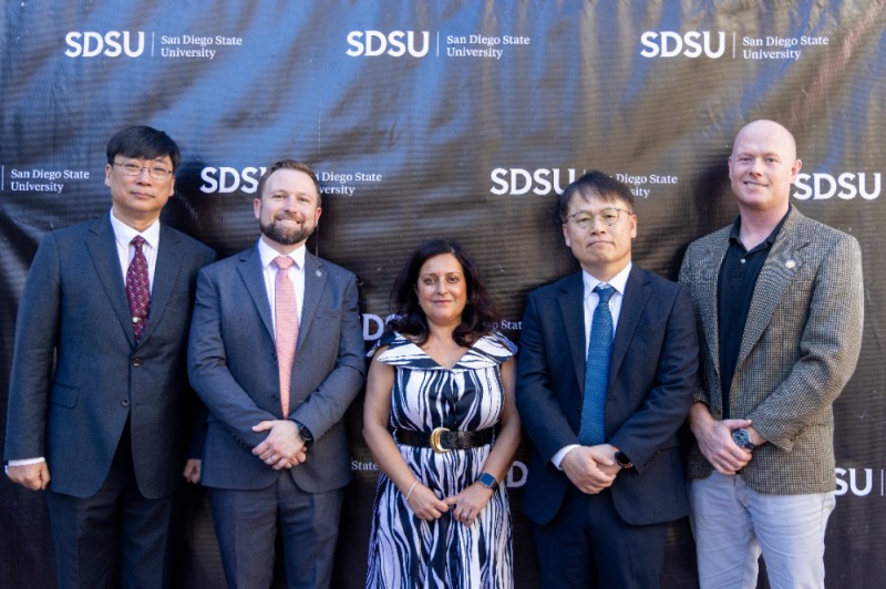 (왼쪽부터) 김현조 삼성중공업 연구소장 부사장, 벤 무어(Ben Moore) 샌디에이고시 글로벌 협력 최고 책임자, 하라 마다낫(Hala Madanat) SDSU 연구 혁신 부총장, 이왕근 삼성중공업 최고운영책임자와 존 아스테드(Jon Aasted) 샌디에이고시 인적자원부 공공행정석사가 연구센터 개소 기념사진을 촬영하고 있다.(사진=삼성중공업)