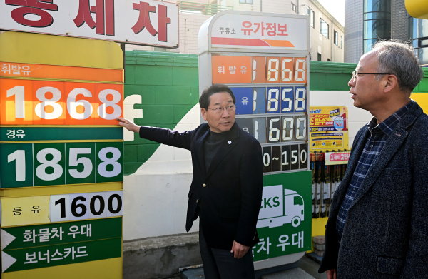 유정복 인천광역시장이 13일 남동구 한 주유소를 찾아 한국주유소협회 관계자들과 간담회를 갖고 유가를 점검하고 있다. / 인천시