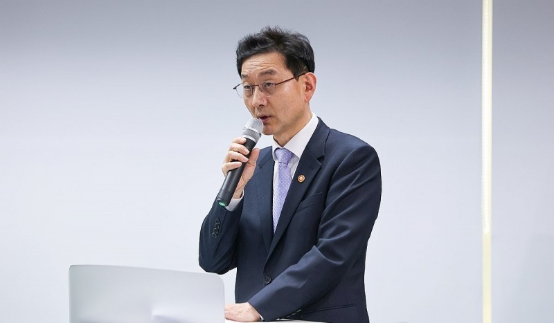 검찰개혁추진단 보완수사권 토론회 참석한 윤창렬 국무조정실장(사진=연합뉴스)