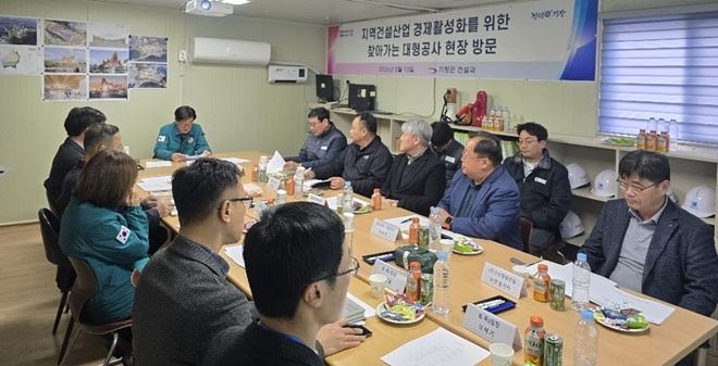 정종복 기장군수가 지역건설업 활성화를 위해 관내 대형 공사업체 관계자들과 소통하고 있다.(사진제공=부산 기장군)