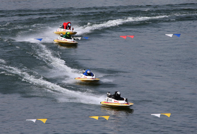미사경정장에 등바람이 부는 가운데, 선수들이 결승선을 향해 질주하고 있다.(사진=국민체육진흥공단)