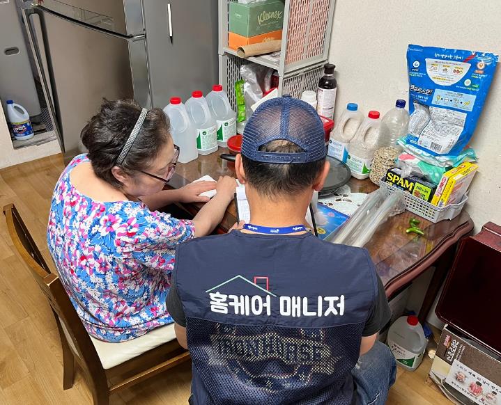 홈케어 매니저가 지원대상 가정을 방문해 간편 집수리와 상담을 진행 중인 모습