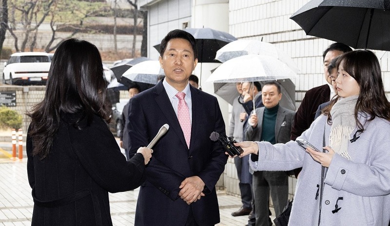 취재진 질문에 답하는 오세훈 시장(사진=연합뉴스)