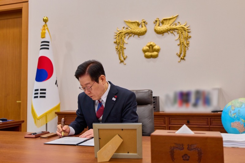 청와대 집무실에서 업무를 보는 이재명 대통령(사진=연합뉴스)