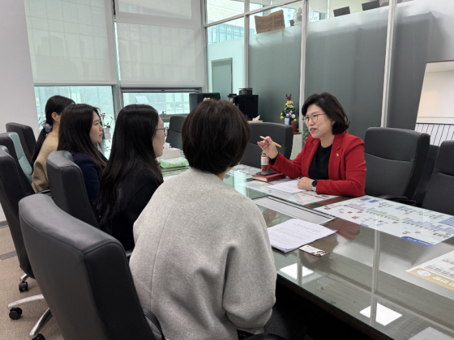 경기도의회 교육행정위원회 이애형 위원장은 전국보건교사노조 경기지부 관계자들과 정담회를 열고 학생 안전권 확보를 위한 보건실 운영 개선 방안을 논의했다 / 경기도의회