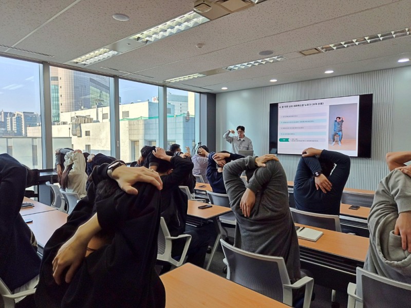 동국시스템즈 임직원들이 근골격 케어 프로그램에 참석해 전문 강사의 지도에 따라 어깨 스트레칭 실습을 진행하는 모습.(사진=동국제강그룹)