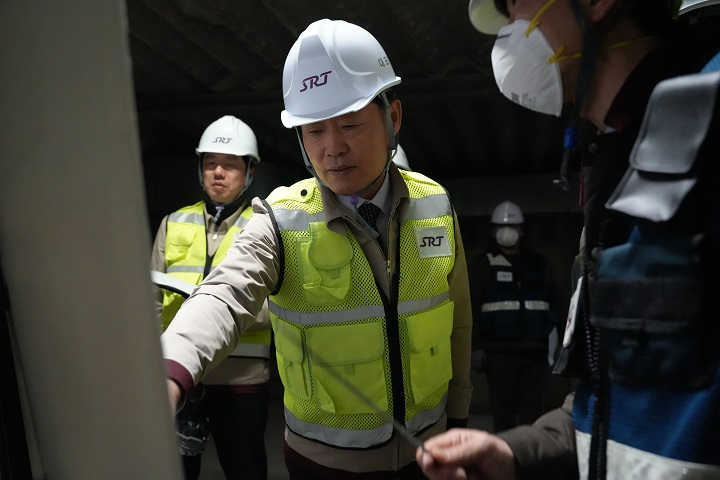 정왕국 대표이사(사진 위 오른쪽)가 현장을 찾아 재난 대응시설과 안전관리 실태를 점검했다.(사진=SR)