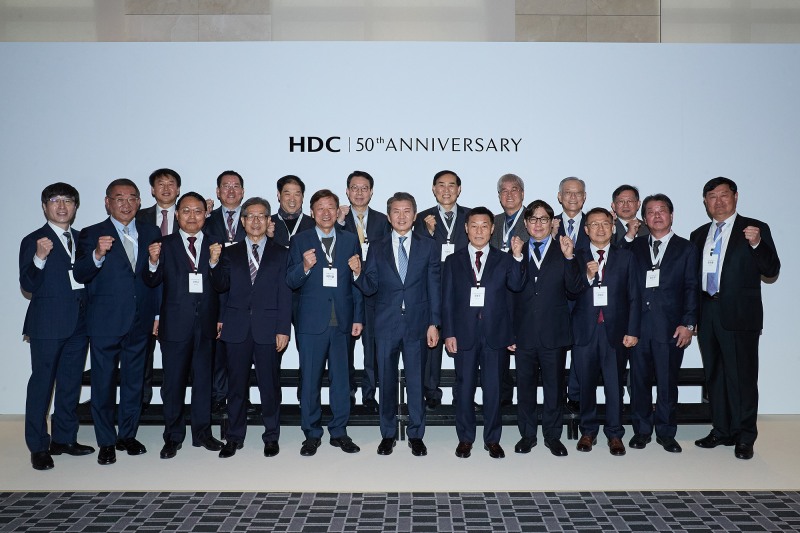 (오른쪽부터) 정몽준 아산재단 이사장, 정몽규 HDC그룹 회장, 윤세영 SBS미디어 회장, 故 정세영 HDC그룹 명예회장의 부인인 박영자 여사, 이명박 전 대통령, 손경식 CJ회장, 김장환 목사, 정의선 현대자동차그룹 회장, 함영주 하나금융지주 회장.(사진=HDC그룹)