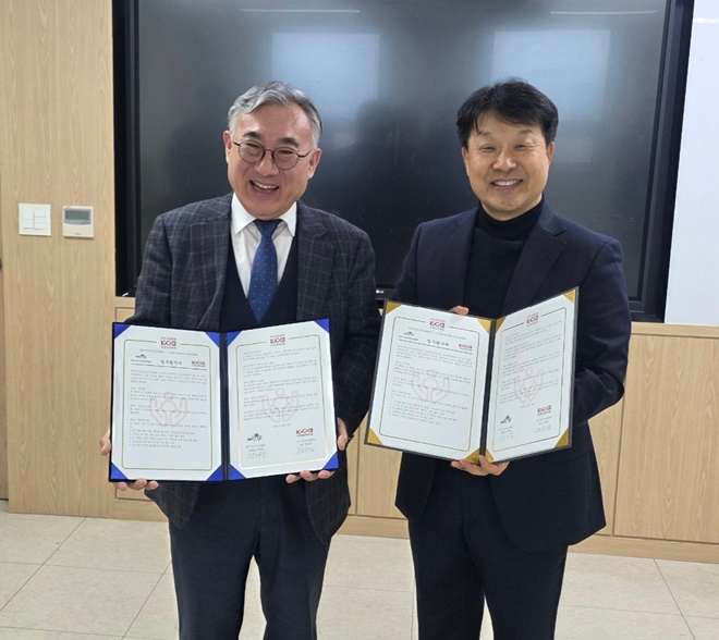 전요섭 교정상담학회장(왼쪽)과 이정우 MEAK 사무총장이 업무협약서를 내보이며 기념촬영을 하고 있다.(사진제공=한국상담학회 교정상담학회)