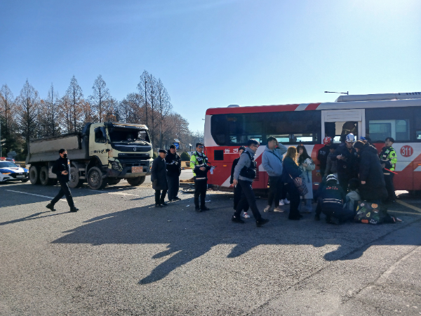 ▲전남 담양에서 덤프트럭과 고속버스가 충돌하는 사고가 발생했다.(사진=전남소방제공)