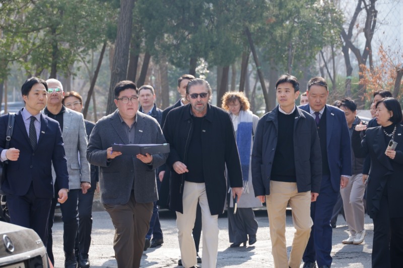 지난 17일 아르카디스(Arcadis)의 브렛 위긴스(Bret Wiggins) 부사장(가운데)과 DL이앤씨 임직원 등이 설계안을 최종 점검하기 위해 서울 강남구 압구정5구역을 찾아 현장의 지형과 한강과의 연계성, 주변 인프라 등을 직접 확인하고 있다.(사진=DL이앤씨)