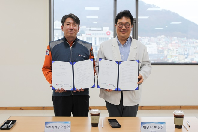 이승엽 부산소방지부 북부지회장과 백동훈 부산센트럴병원장이 업무협약서를 내보이며 기념촬영.(사진제공=부산센트럴병원)