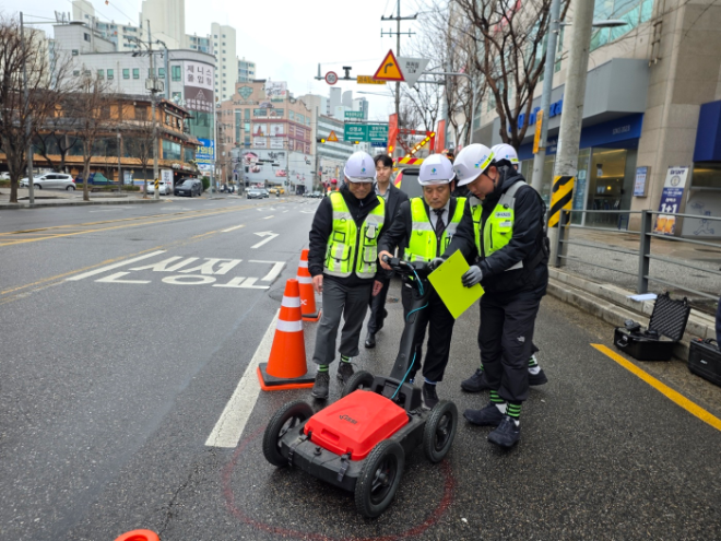 박창근 원장(가운데)이 협소지역용(핸디형) GPR 탐사장비로 점검중인 모습.(사진=국토안전관리원)