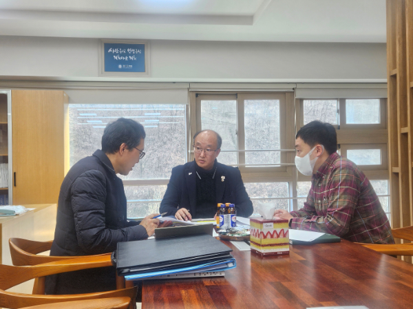 김 부위원장은 지난 18일 경기도의회 북부 분원에서 경기도 건설본부로부터 ‘국지도 98호선 오남입체교차로 건설 사업’ 현안을 보고받고, 지역 주민의 보행 여건 개선을 위한 적극적인 대책 마련을 촉구했다. / 경기도의회