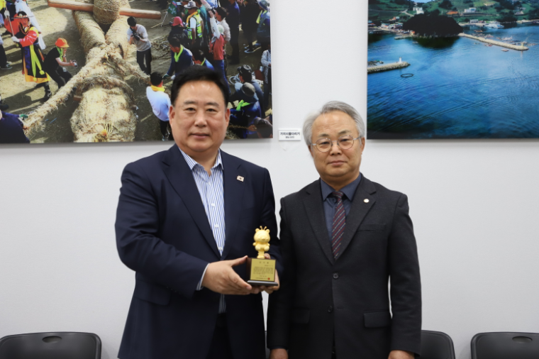 어기구(왼쪽) 위원장 한국양봉협회 감사패 수상 (사진=의원실)