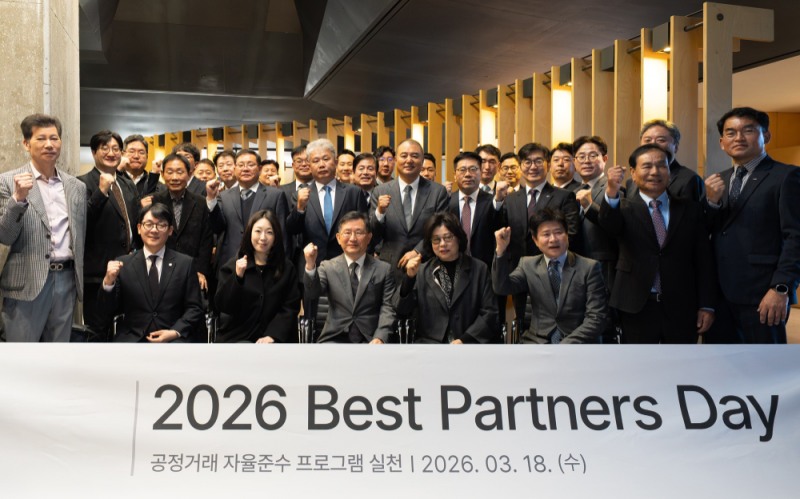 (왼쪽 세 번째) 정경구 HDC현대산업개발 대표이사, (네 번째) 최우수 협력사로 선정된 엠케이지 한혜숙 대표이사.(사진=HDC현대산업개발)