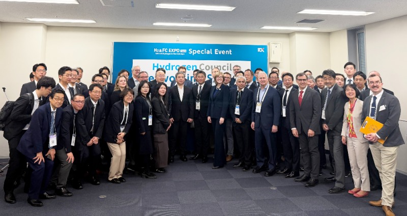 수소위원회 네트워킹 세션에 참여한 관계자들이 기념사진을 촬영하고 있는 모습. (첫째 줄 왼쪽 일곱 번째부터 순서대로) 장재훈 현대차그룹 부회장, 야마가타 미쓰마사 토요타 사장, 이바나 제멜코바 수소위원회 CEO, 수바시시 무커지 세레스 파워 CSO(Chief Scientific Officer), 켄 라미레즈 현대차그룹 에너지&수소사업본부장 부사장.(사진=현대차그룹)