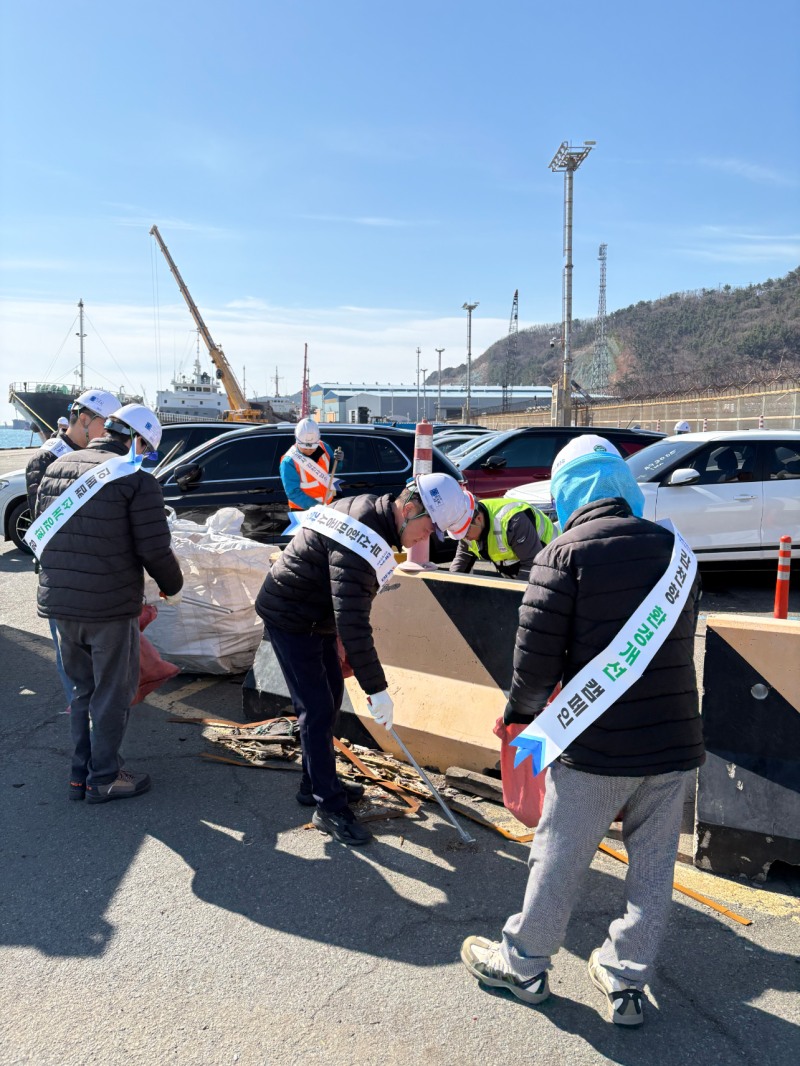 부산항만공사(BPA)가 20일 감천항 서편부두에서 항만근로자들과 함께 환경정화 활동을 펼치고 있다. / 사진=BPA