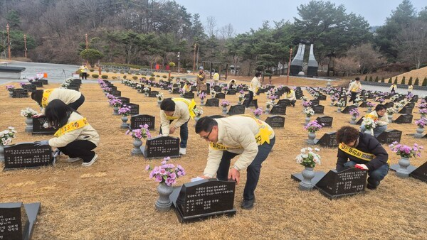 ▲EBTS협동조합 광주연합 소속 조합원 30여 명은 20일 광주시 북구 운정동 국립 5·18민주묘역과 묘역 주변에서 봄맞이 환경정화 봉사활동을 실시했다.(사진=EBTS협동조합 광주연합 제공)
