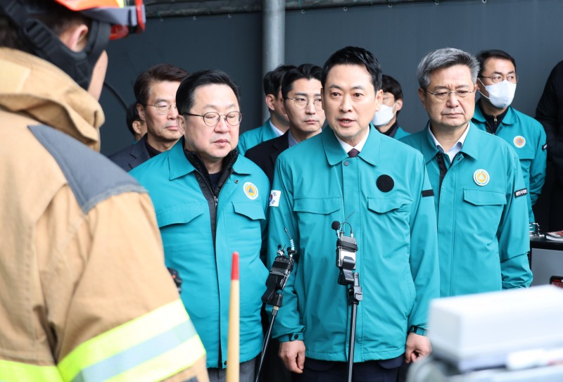 국민의힘 장동혁 대표가 21일 오전 대전 대덕구 자동차부품 제조 공장인 안전공업 화재 현장을 찾아 사고 현황을 확인하고 있다. 사진=연합뉴스