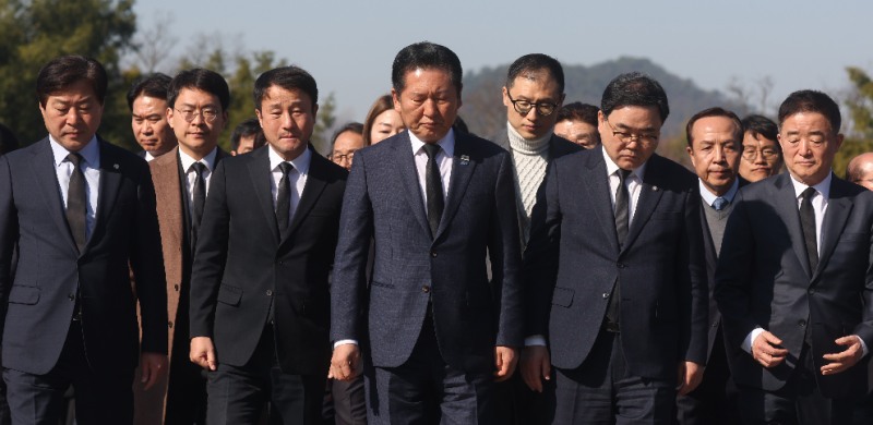 민주당 노무현 전 대통령 묘역 참배(사진=연합뉴스)