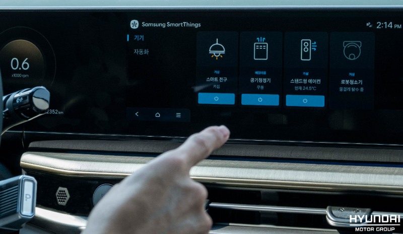 차량의 인포테인먼트 시스템을 통해 카투홈 서비스를 이용하는 모습.(사진=현대자동차)