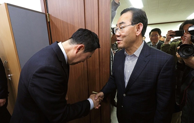 악수하는 장동혁과 주호영(사진=연합뉴스)