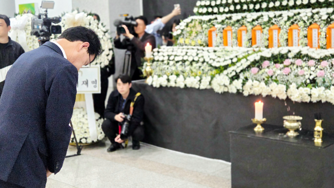 대전 대덕구 안전공업 화재사고 희생자 합동분향소를 조문하고 있는 한국고용정보원 이창수 원장. 사진=고용정보원