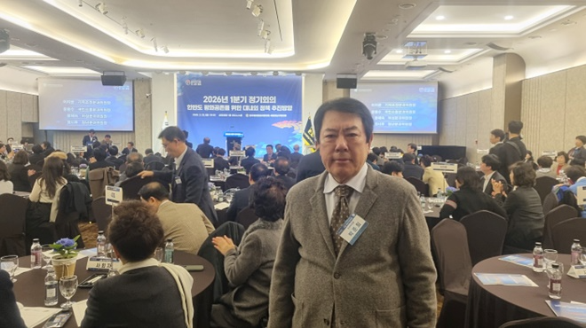 박준희 민주평통 강남구협의회 차석 부회장이 3월 23일 오후 6시 삼정호텔 아도니스홀에서 가진 1분기 정기회의에 참석해 기념촬영.(사진제공=아이넷방송)