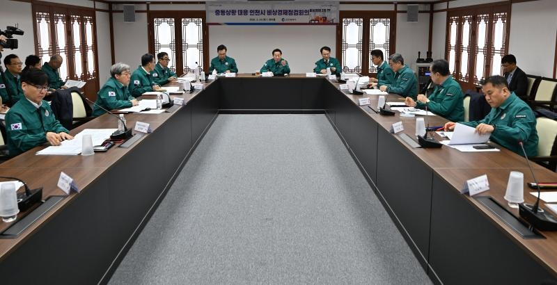 유정복 인천광역시장이 24일 시청 장미홀에서 열린 '중동상황 대응 인천시 비상경제점검회의'를 주재하고 있다. / 인천시