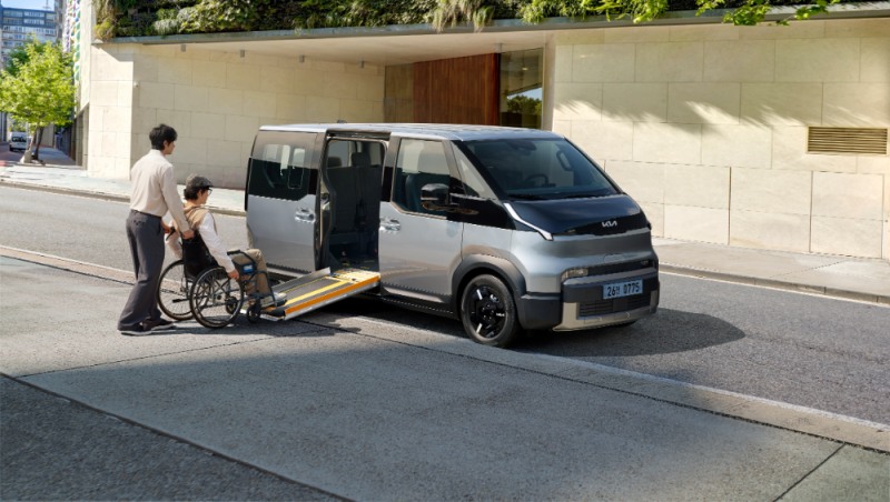 PV5 WAV에 교통약자가 탑승하는 모습.(사진=기아)