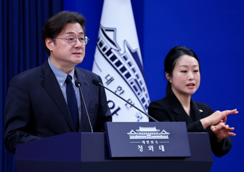 홍익표 정무수석, 청와대 비상경제상황실 구성 관련 브리핑(사진=연합뉴스)