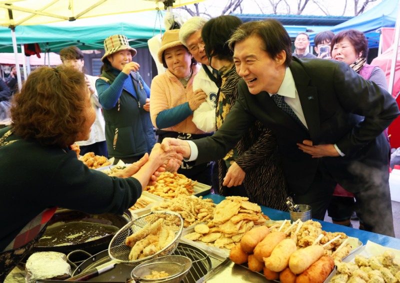 나주 전통시장을 찾아 상인과 인사하는 조국 대표(사진=연합뉴스)