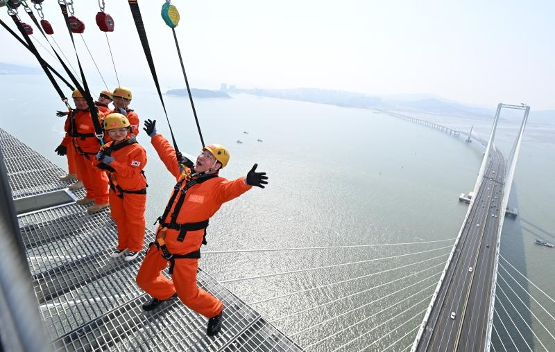 유정복 인천광역시장이 25일 청라하늘대교에서 개장을 앞둔 관광시설을 점검하고 있다. / 인천시
